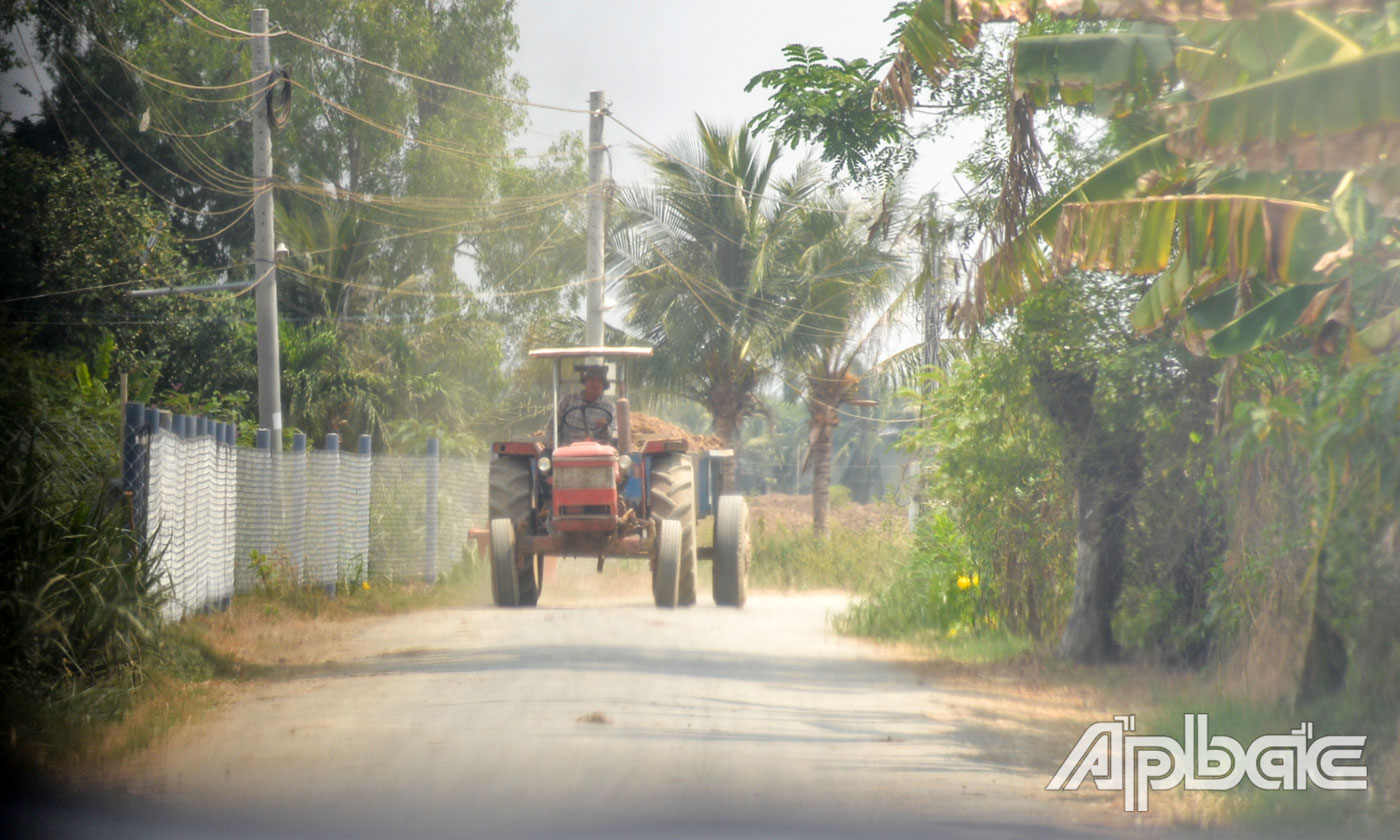 Xe máy cày chở đất không che chắn ngang nhiên hoạt động như chốn không người.