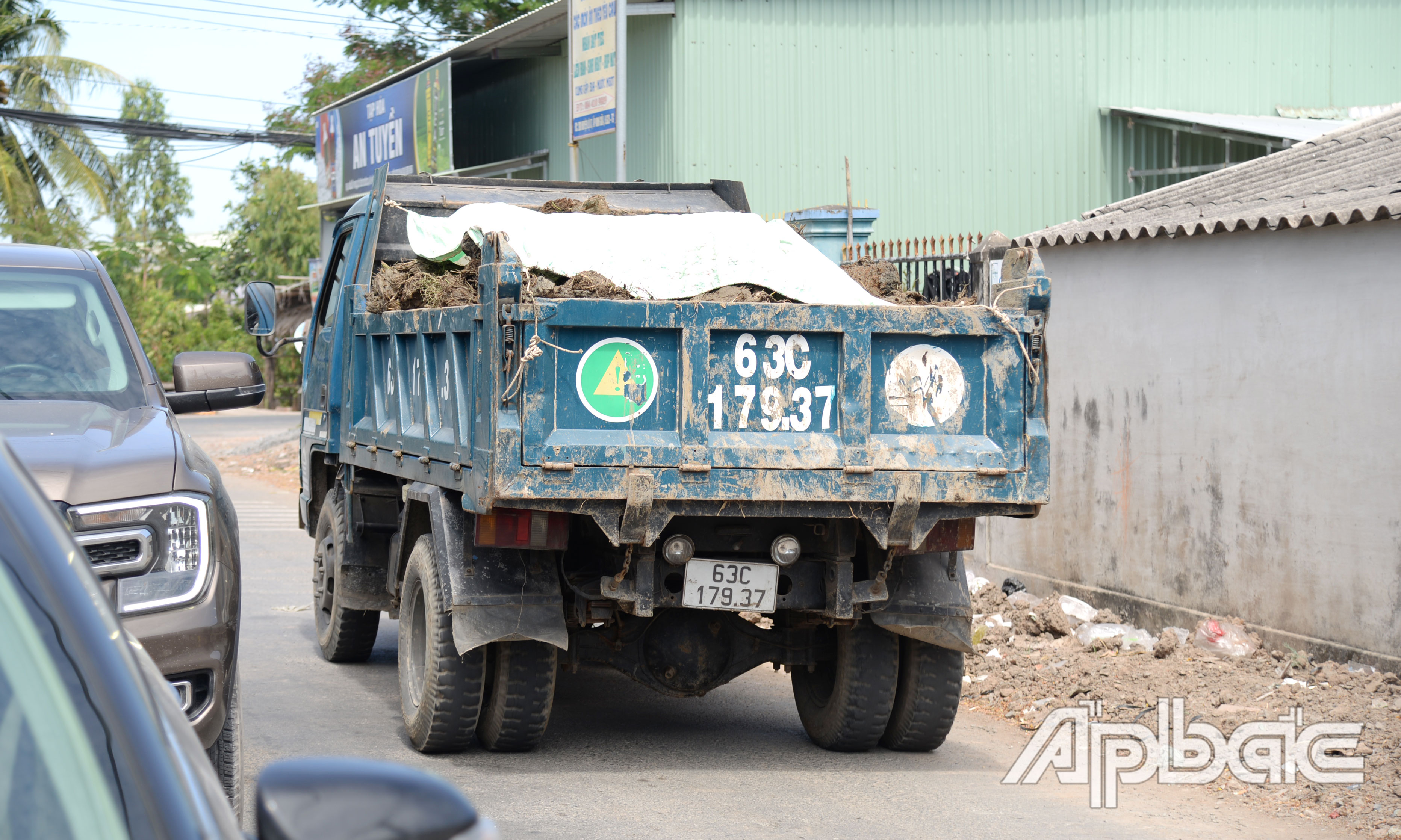 Xe chở đất che chắn theo kiểu đối phó lưu thông trên tuyến huyện lộ 07.