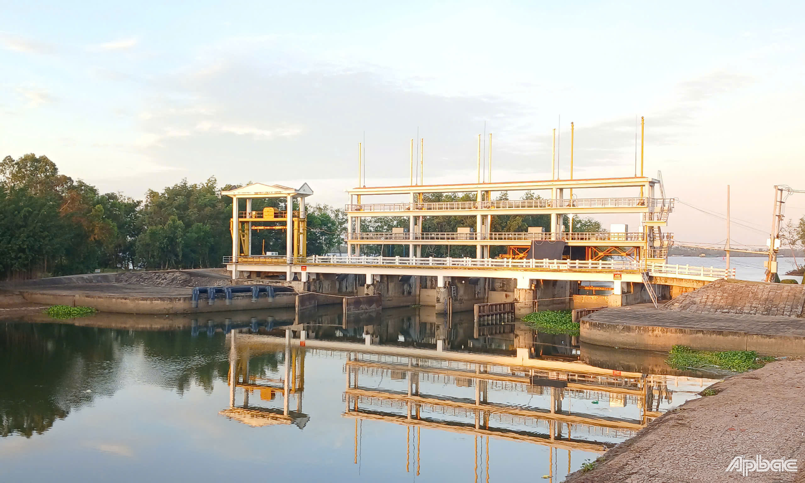 Cống Xuân Hoà hiện đang vận hành lấy gạn nước ngọt để bổ cấp cho khu vực phía Đông.