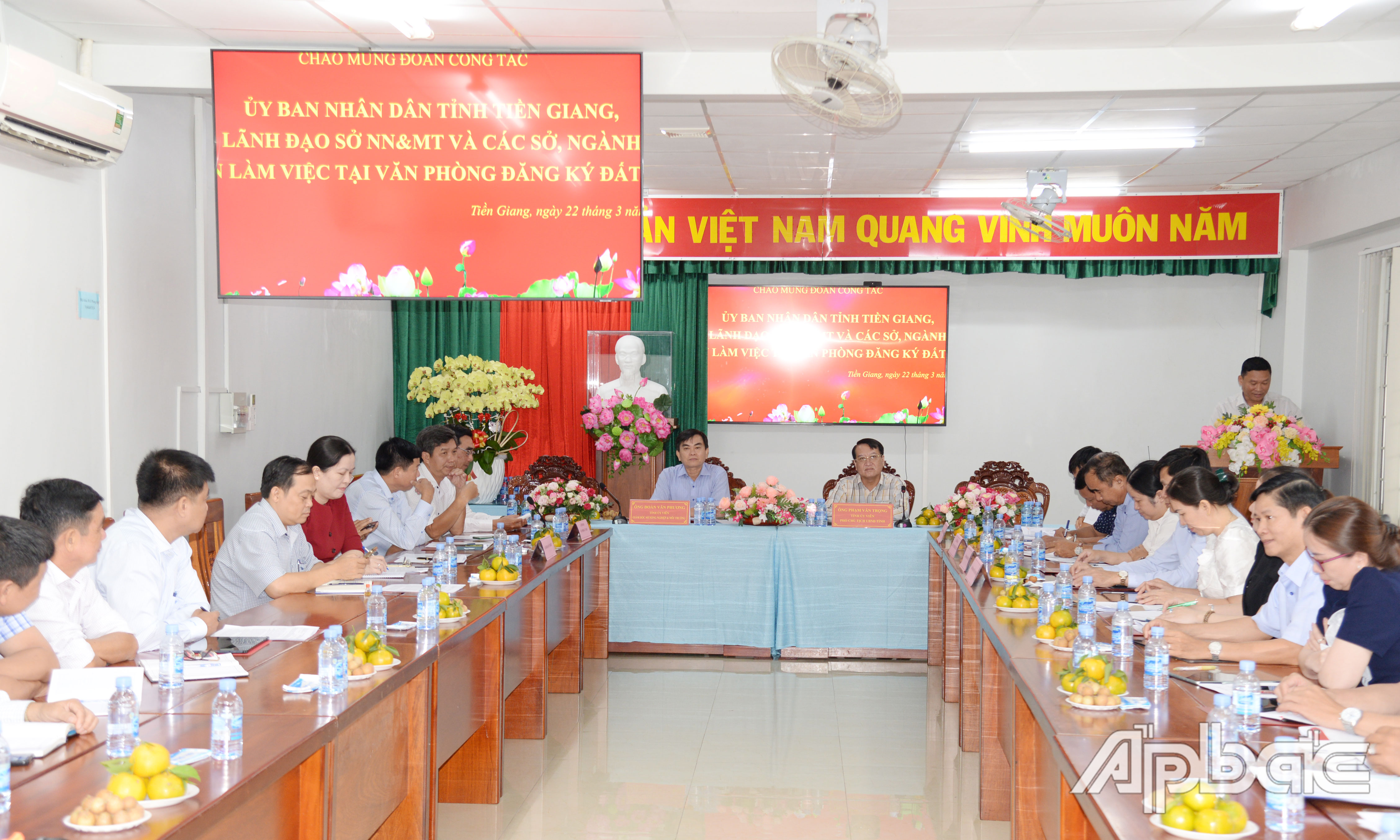 Quang cảnh buổi làm việc.