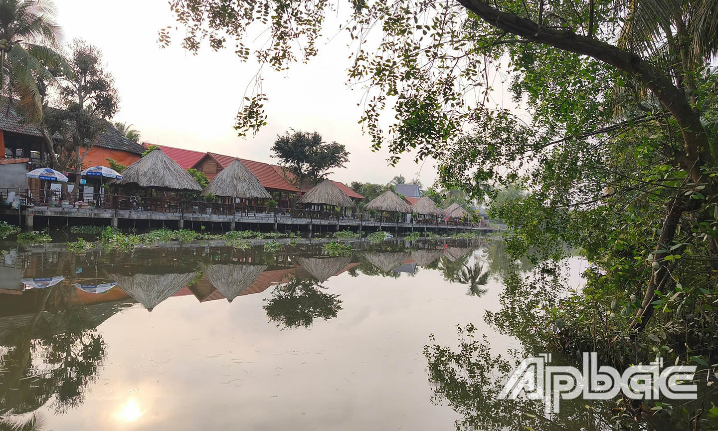 Vị trái quán xây dựng trên kênh 7. Ảnh CTV
