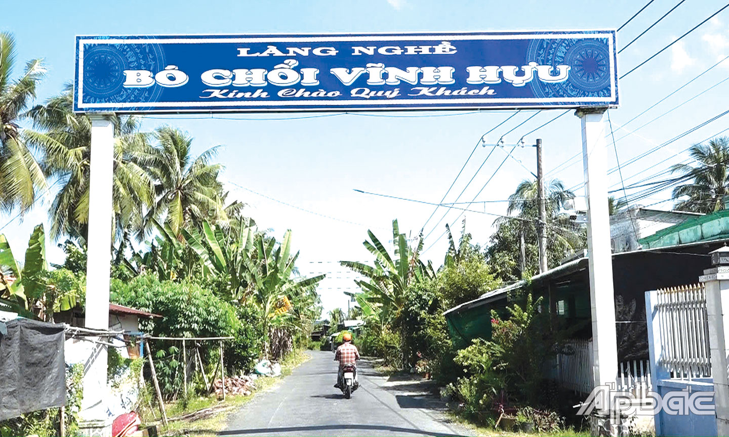 Làng nghề bó chổi que dừa đã gắn bó với người dân Vĩnh Hựu từ bao đời, không chỉ tạo việc làm mà còn giúp cải thiện thu nhập, góp phần ổn định cuộc sống. 