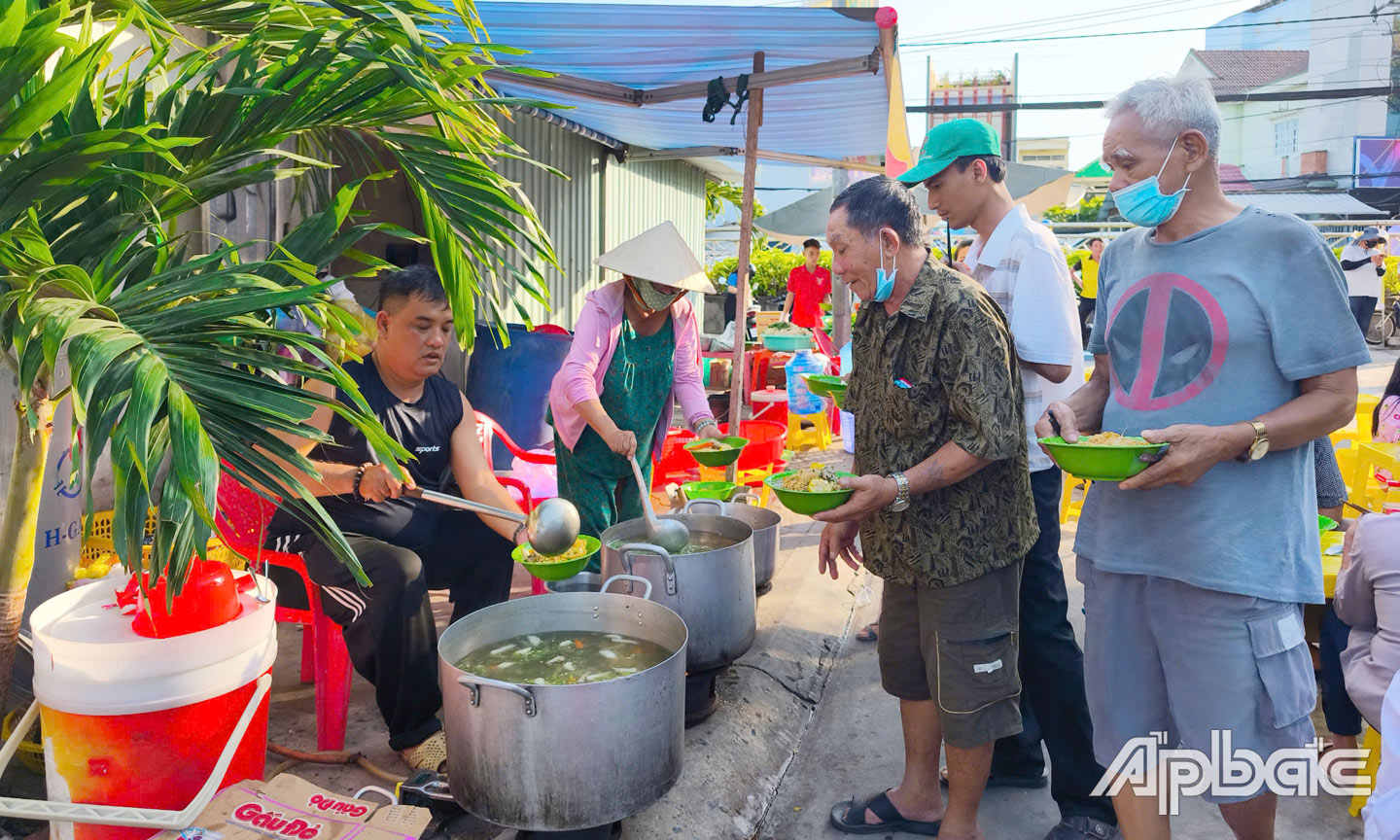 “Tiệm mì gói 1.000 đồng” của nhóm anh Lê Trung Hiếu chia sẻ cùng nhiều mảnh đời khó khăn. 