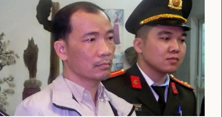 Nguyễn Xuân Bình (trái) khi bị bắt giữ. Ảnh: Sông Hương