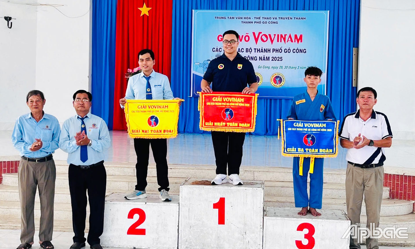 Ban Tổ chức trao giải toàn đoàn cho các đơn vị.