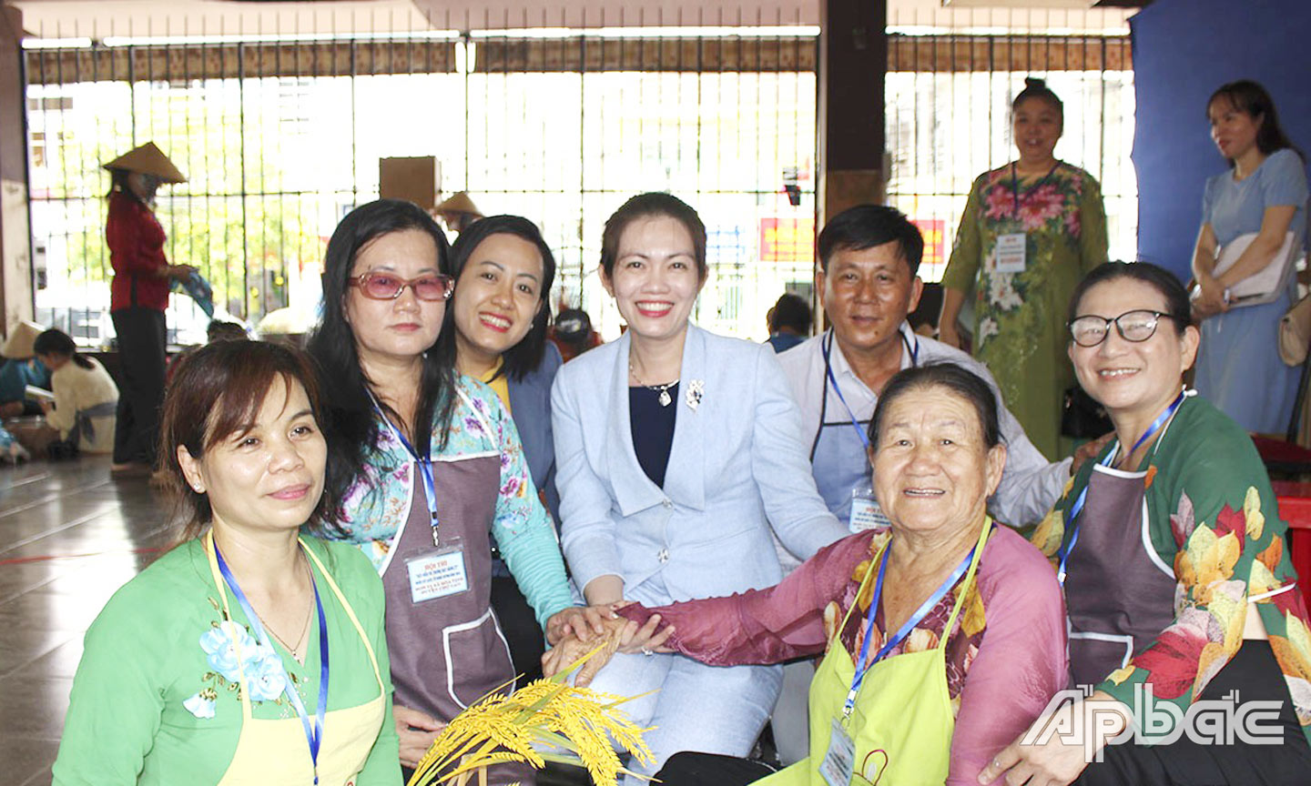 Giám đốc Sở Văn hóa, Thể thao và Du lịch Nguyễn Thị Uyên Trang thăm, động viên các đội thi tham gia Hội thi Gói và trưng bày bánh ít trong khuôn khổ Giỗ Tổ Hùng Vương tại tỉnh Tiền Giang năm 2024. Ảnh: P. CÔNG