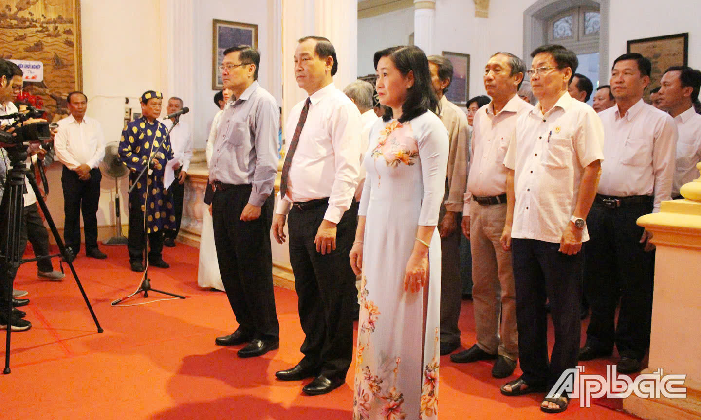 Lãnh đạo tỉnh Tiền Giang dâng hương, tưởng niệm tại bàn thờ Vua Hùng nhân dịp tổ chức Lễ giỗ Quốc Tổ Hùng Vương mùng 10-3 (âm lịch) năm 2024. Ảnh: PHI CÔNG