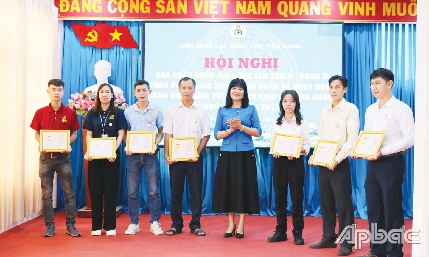 Tổng LĐLĐ Việt Nam trao Bằng Lao động sáng tạo năm 2024 cho các cá nhân có sáng kiến.