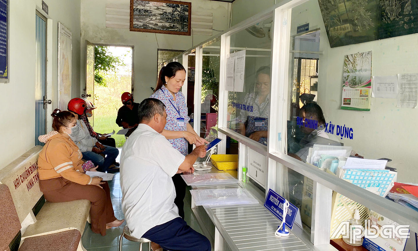 Hướng dẫn người dân thực hiện các TTHC tại Bộ phận Một cửa xã Bình Phú.