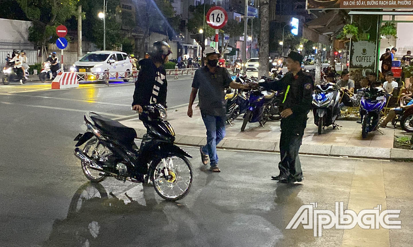 Nhiều thanh thiếu niên vi phạm bị lực lượng đưa về chốt xử lý.