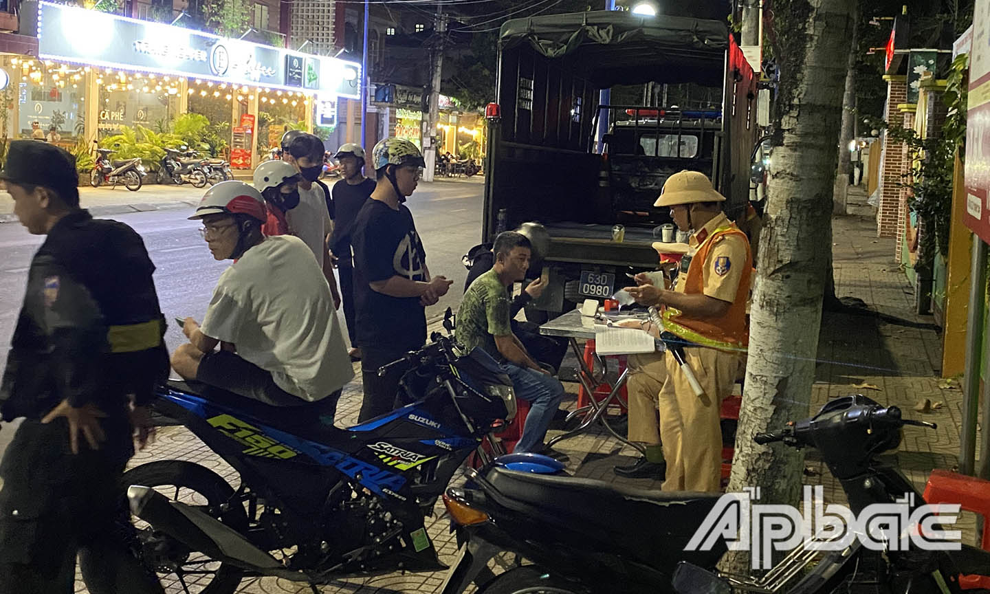 Nhiều thành thiếu niên vi phạm trật tự bị xử lý theo đúng qui định pháp luật.