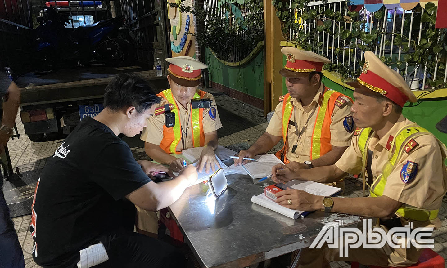 Lưu Thanh Phong ký vào biên bản vi phạm.