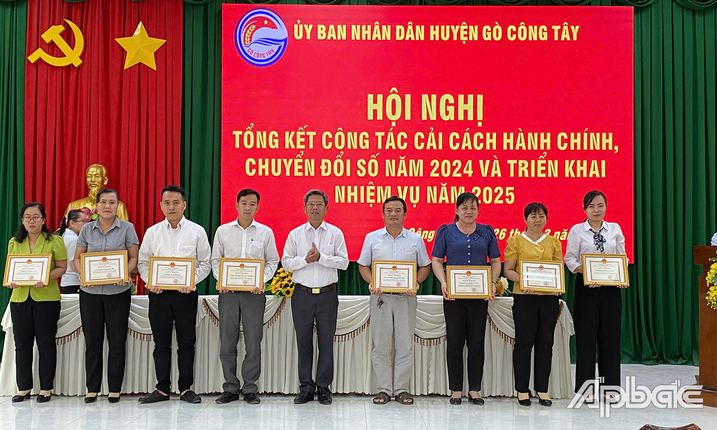  UBND huyện khen thưởng các tập thể, cá nhân hoàn thành xuất sắc nhiệm vụ CCHC và CĐS năm 2024.