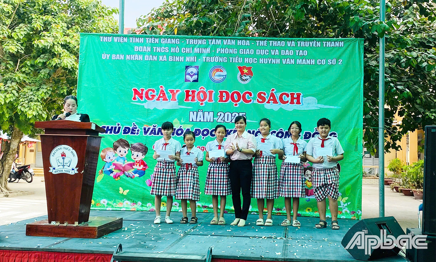 Trao thưởng cho các bài viết xuất sắc