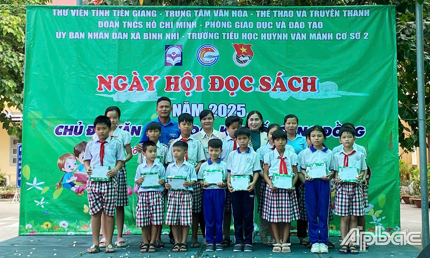 Trao học bỗng cho các em học sinh