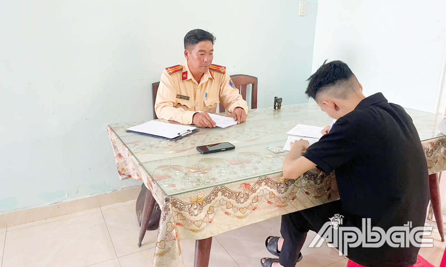 Phòng CSGT mời các đối tượng đến làm việc.