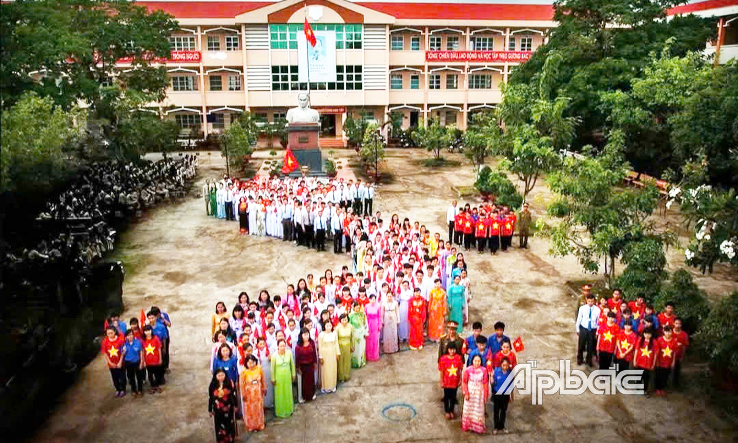 Các thế hệ nhà giáo, học sinh dưới mái trường  THPT Trương Định hôm nay ra sức nỗ lực phấn đấu, viết tiếp trang sử vẻ vang của nhà trường.