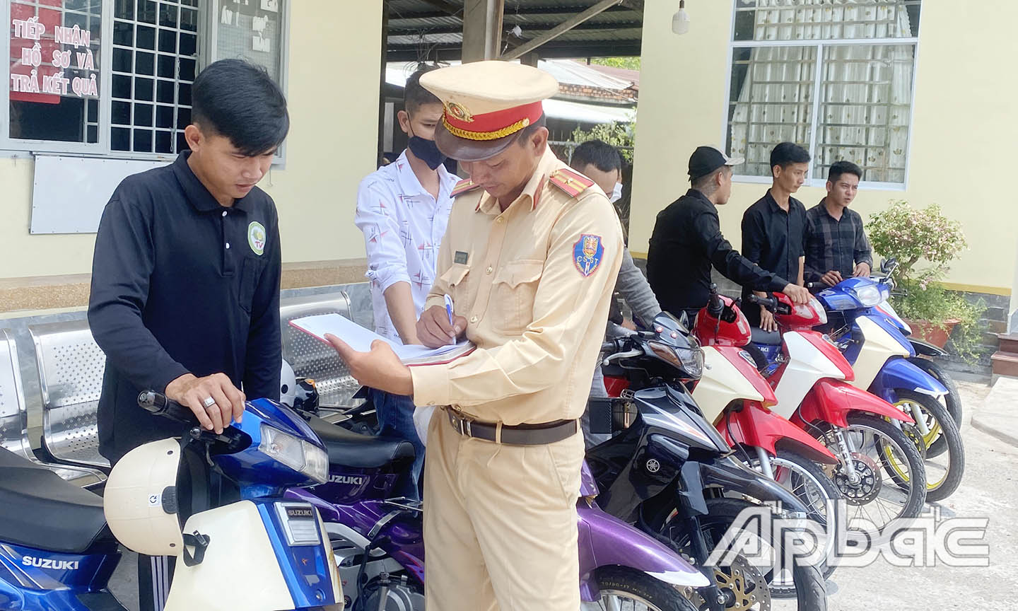 Lực lượng CSGT làm việc với người vi phạm.