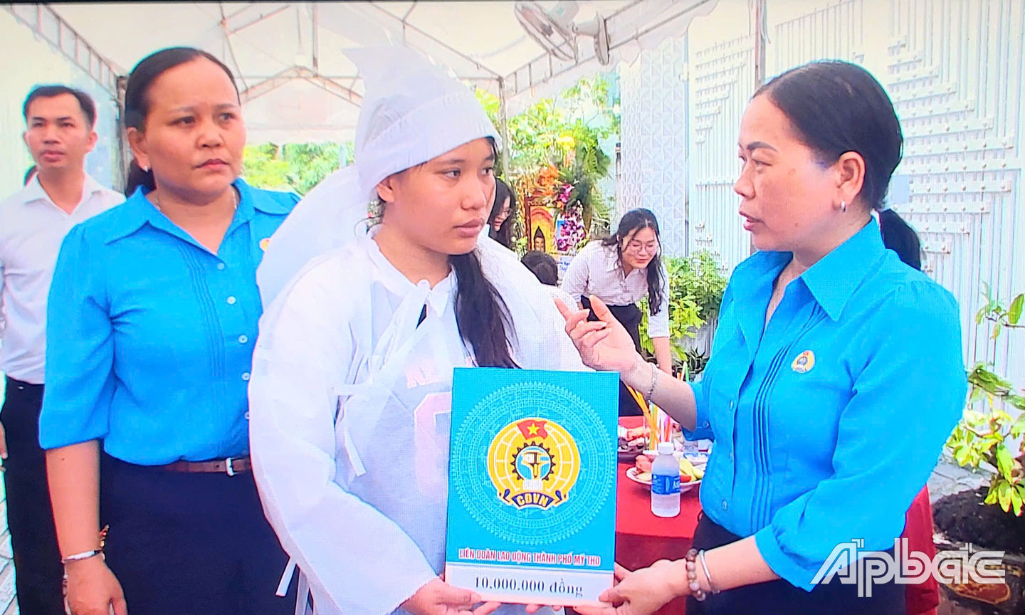 Bà Phạm Thị Thu Hà - Chủ tịch LĐLĐ TP. Mỹ Tho trao kinh phí tượng trưng cho em Nguyễn Huỳnh Minh Ngọc.