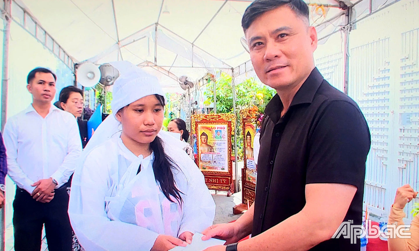  Thầy Lê Văn Triêm - Hiệu trưởng trường Tiểu học Thủ Khoa Huân động viên em Nguyễn Huỳnh Minh Ngọc cố gắng vượt qua nỗi đau, yên tâm học tập