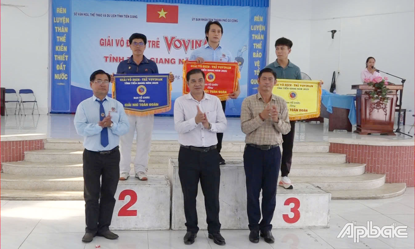 Trao giải toàn đoàn cho các đơn vị.