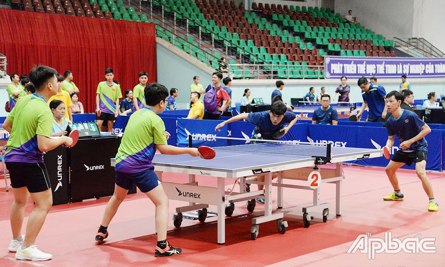 Giải Bóng bàn tỉnh Tiền Giang mở rộng đã trở thành sân chơi hấp dẫn dành cho các VĐV hệ phong trào. Ảnh: Các VĐV thi đấu ở Giải Bóng bàn Tiền Giang mở rộng lần thứ X năm 2024.