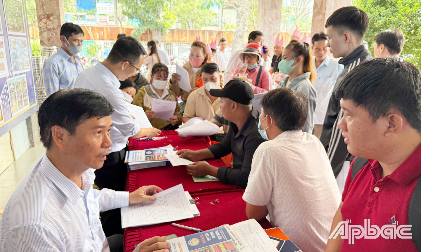 Người lao động tìm hiểu thông tin việc làm tại Trung tâm Dịch vụ việc làm tỉnh Tiền Giang.