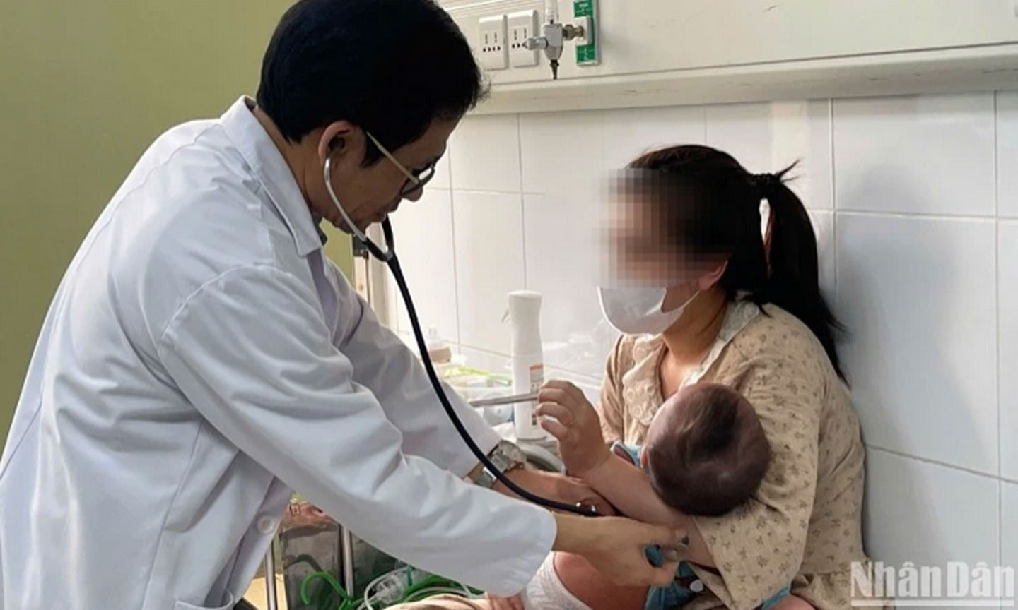 Bệnh nhi mắc sởi nằm điều trị tại Bệnh viện Nhi Trung ương.