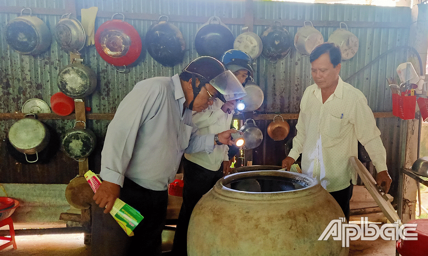 Kiểm tra lăng quăng.