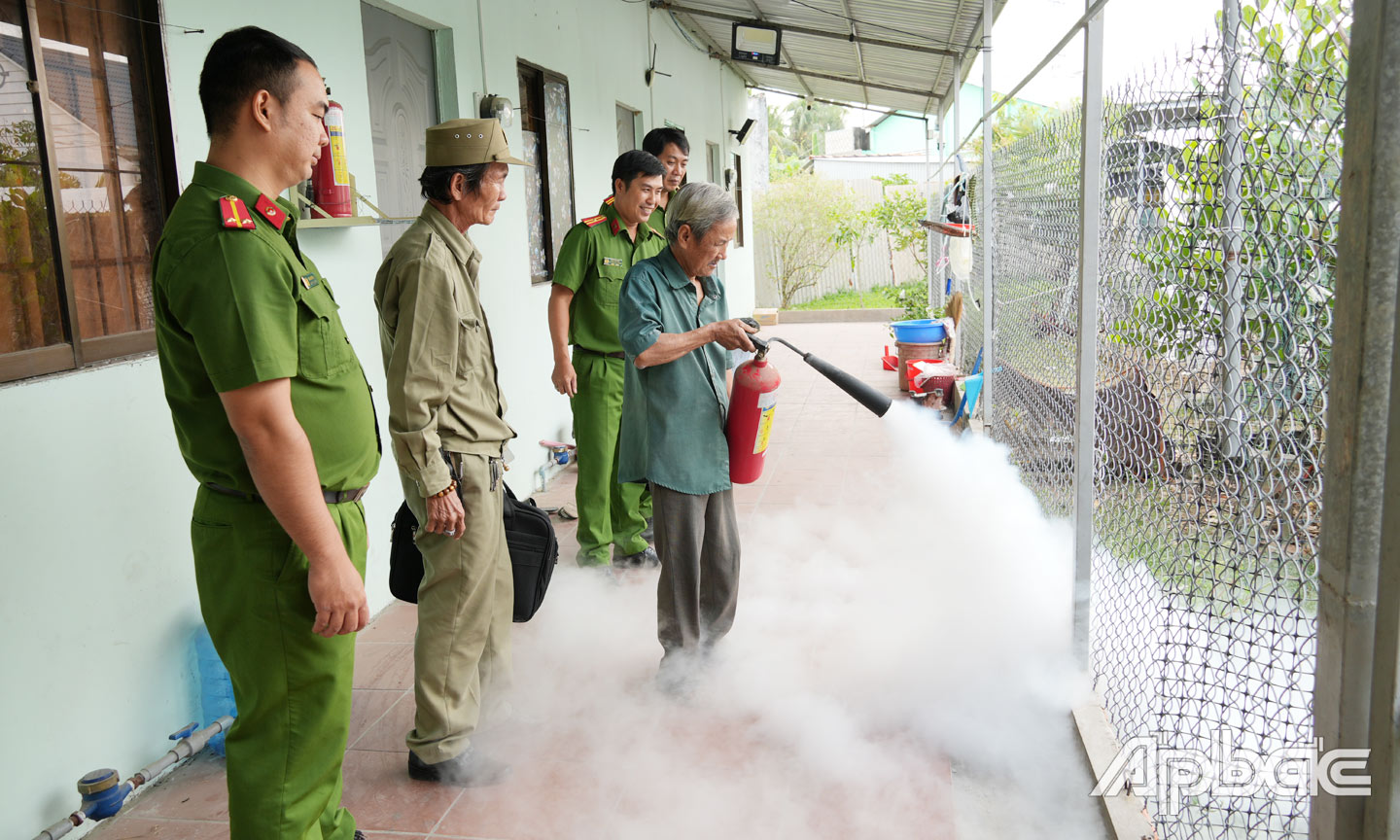 Công an thị trấn Tân Hiệp tiến hành kiểm tra công tác phòng cháy, chữa cháy nhà trọ trên địa bàn. Ảnh: TRỌNG TÍN