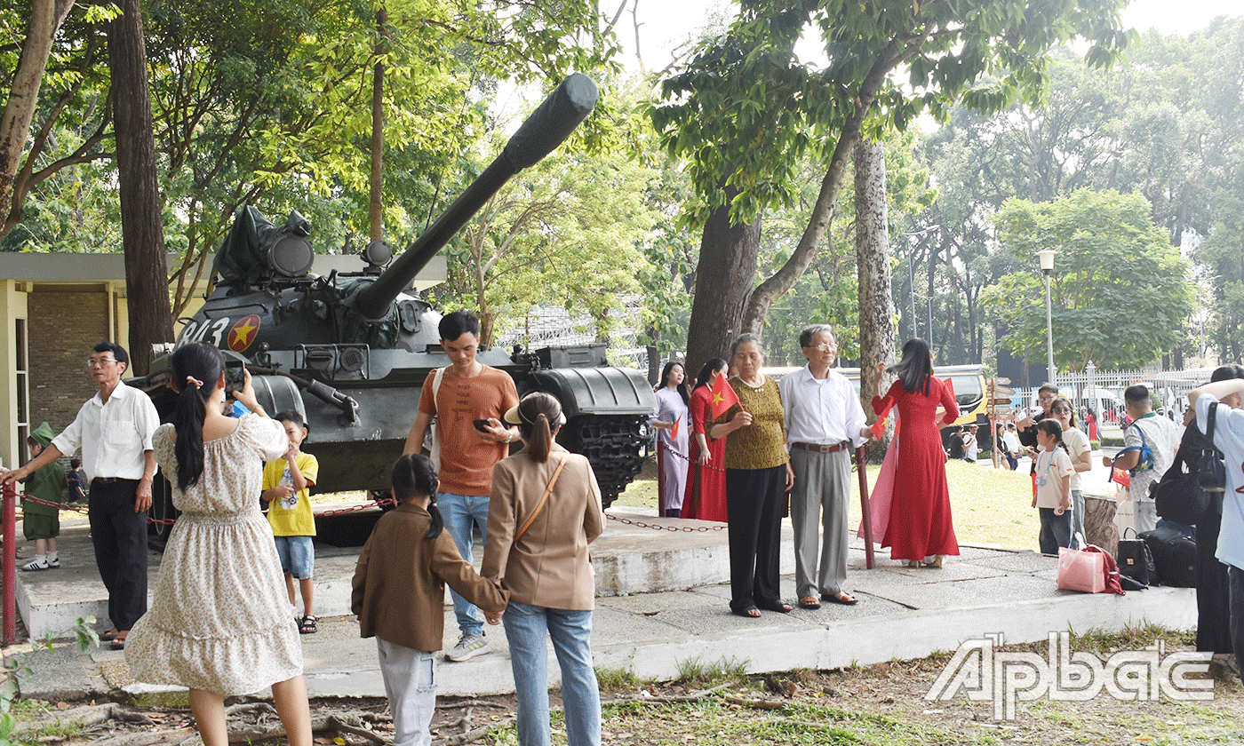 Trong khuôn viên Dinh Độc Lập, rất đông du khách chụp hình bên 2 chiếc xe tăng lịch sử mang số hiệu 390 và 843. 