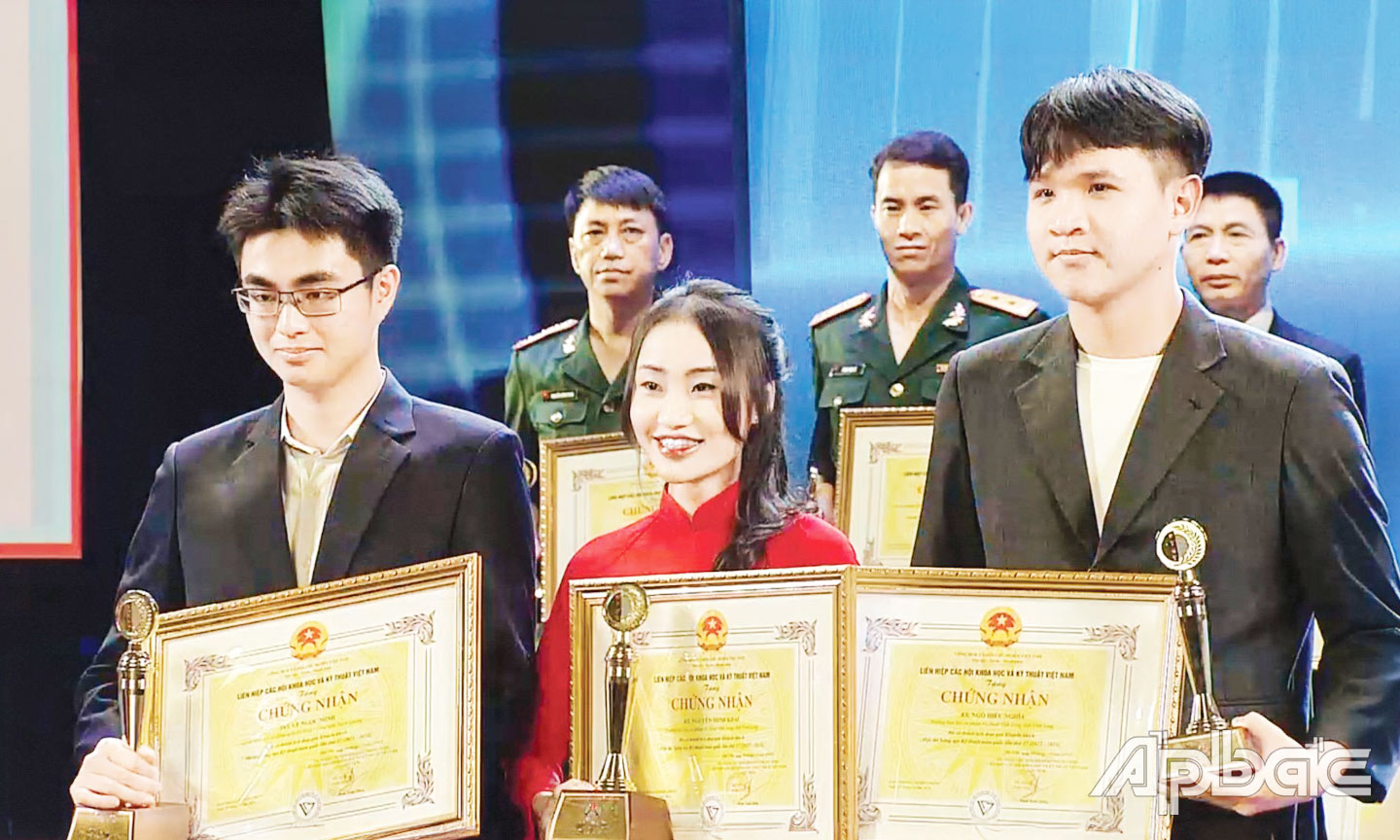 Nhóm tác giả Anh Hào, Quốc Huy và Mẫn Nhi tại Lễ trao giải thưởng  Hội thi Sáng tạo kỹ thuật toàn quốc.