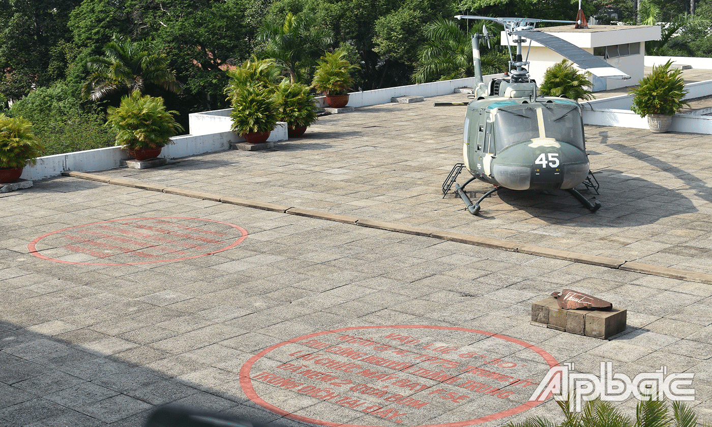 Chiếc trực thăng UH1 trưng bày tại Dinh Độc Lập  và 2 khoảnh tròn và mảnh bom còn sót lại ghi nhớ vụ ném bom ngày 8-4-1975 của phi công Nguyễn Thành Trung