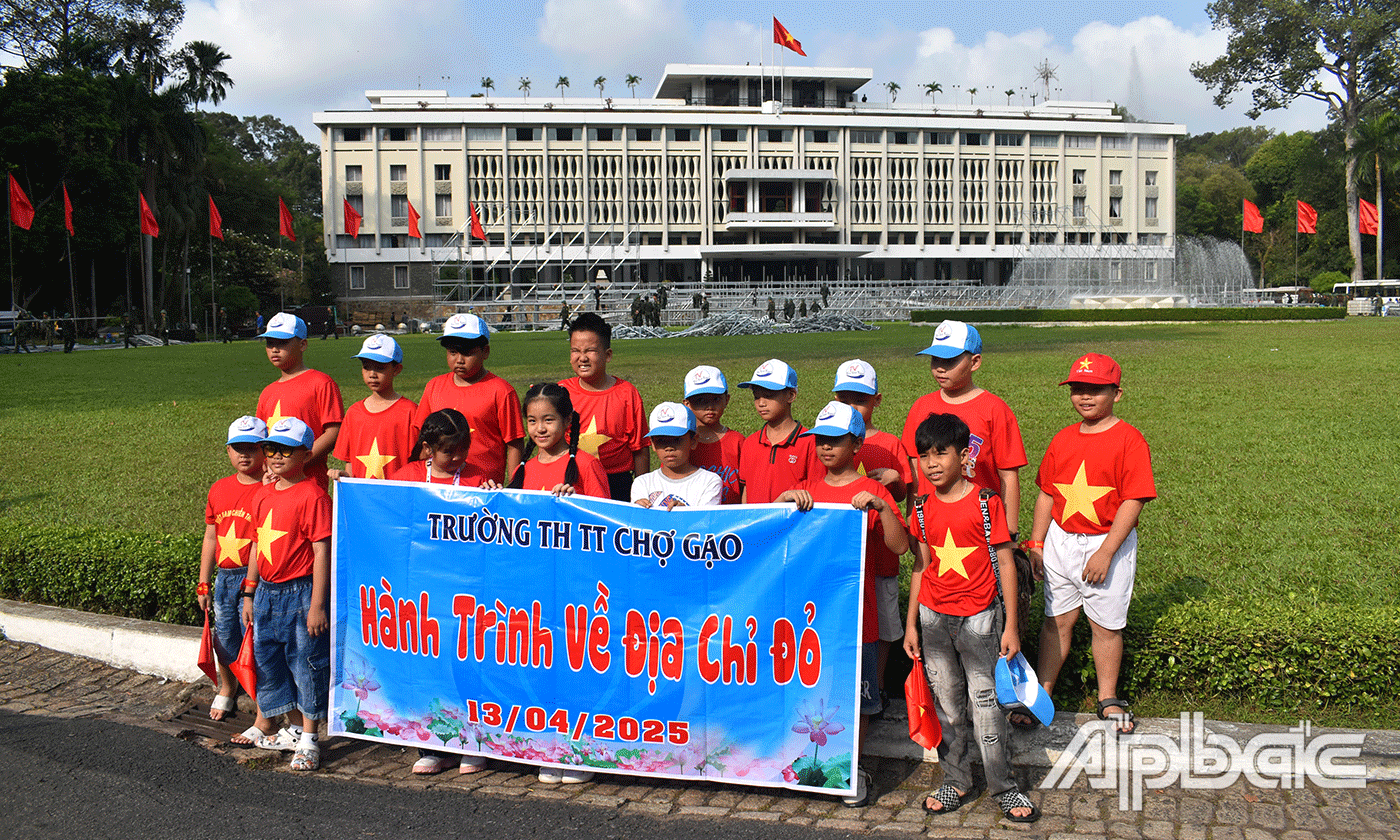 Càng đến gần ngày 30-4, dòng người đến Dinh Độc Lập càng đông. Ai cũng mong lưu giữ cho mình một khoảnh khắc đẹp, ý nghĩa trong dịp kỷ niệm trọng đại của dân tộc.