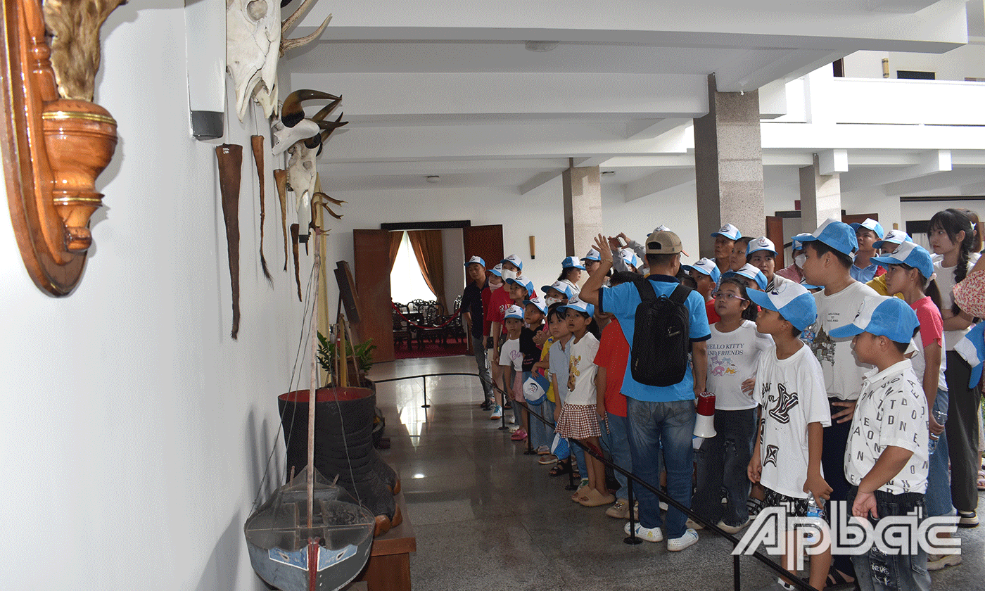 Các trường học khắp nơi cũng tổ chức cho học sinh đến tham quan Dinh Độc Lập trong những ngày này như một buổi học lịch sử đặc biệt.