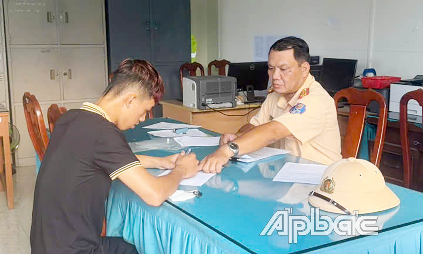 Người vi phạm ký vào biên bản vụ việc.