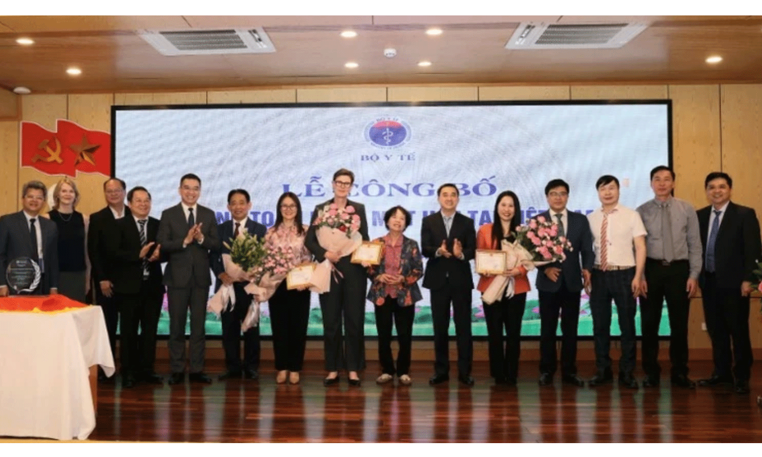 Đại diện Bộ Y tế, Hội Nhãn khoa Việt Nam tặng hoa tri ân cá nhân trong nước và đại diện các tổ chức quốc tế có nhiều đóng góp góp phần thanh toán thành công bệnh mắt hột tại Việt Nam.