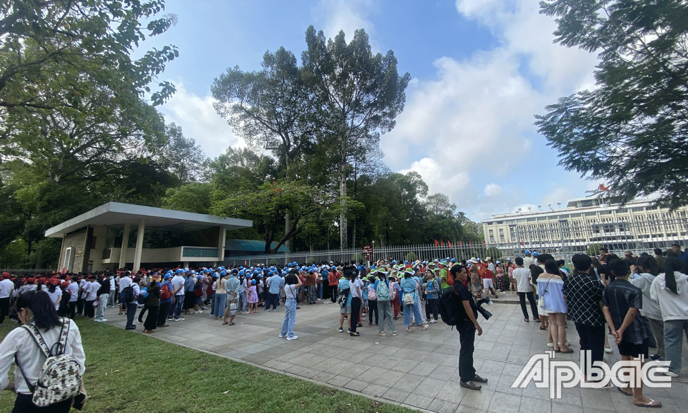 Những ngày này, hàng nghìn người dân trong nước và du khách quốc tế đã đến để được tham quan Dinh Độc Lập (quận 1, TP. Hồ Chí Minh).