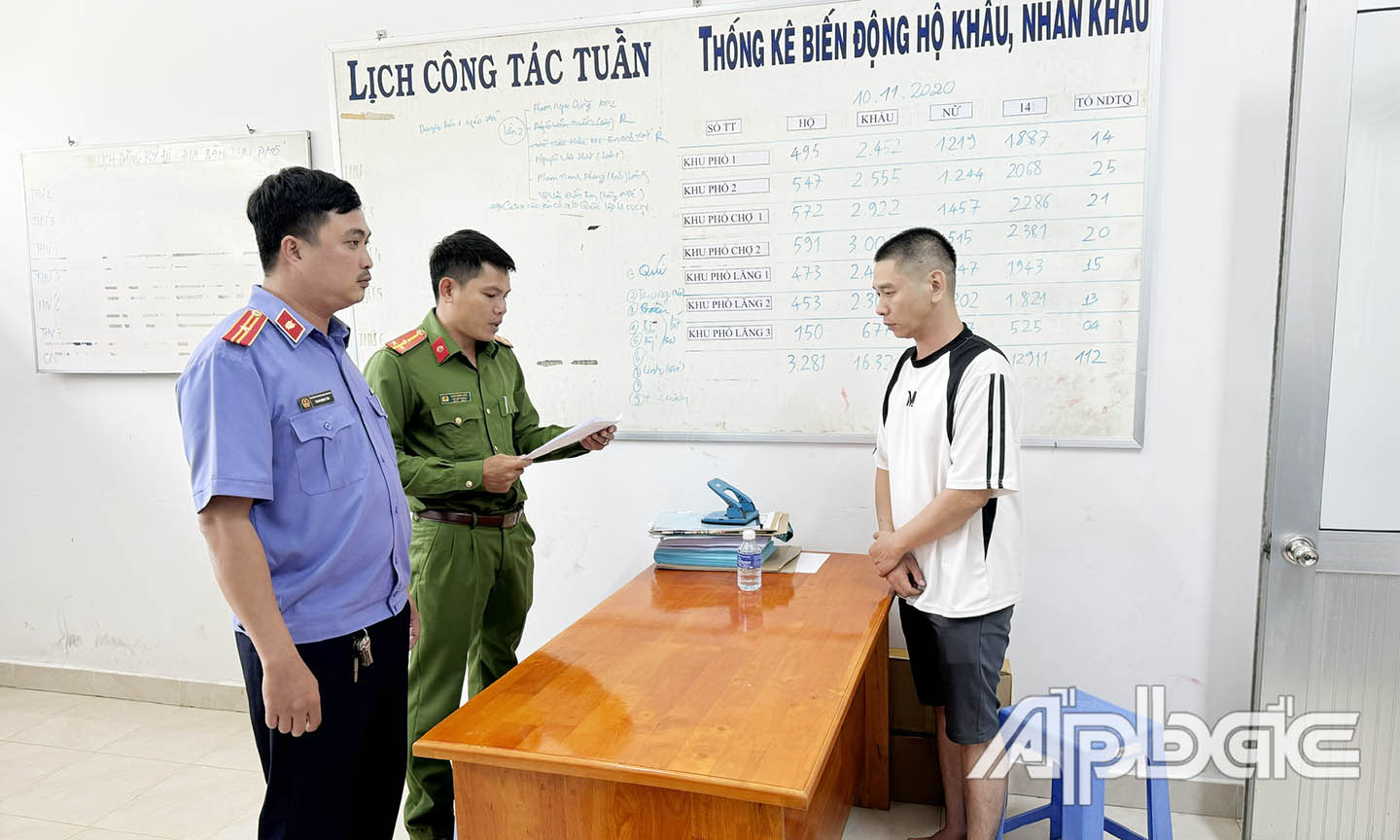 Hình ảnh: Cơ quan Cảnh sát điều tra và Viện kiểm sát thi hành Lệnh bắt bị can để tạm giam đối với Trần Văn T