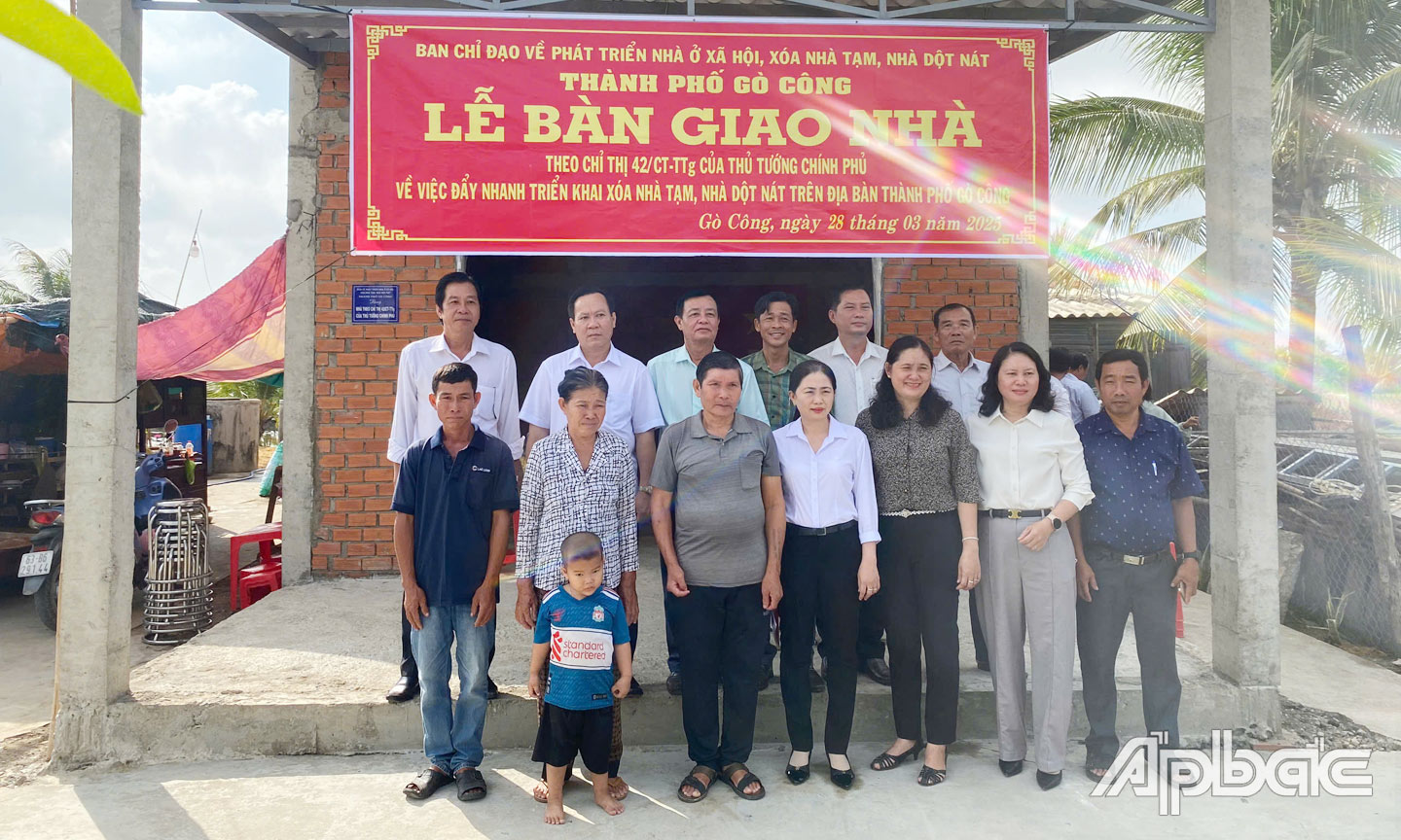 Bàn giao nhà cho hộ ông Trần Văn Tiếng. 