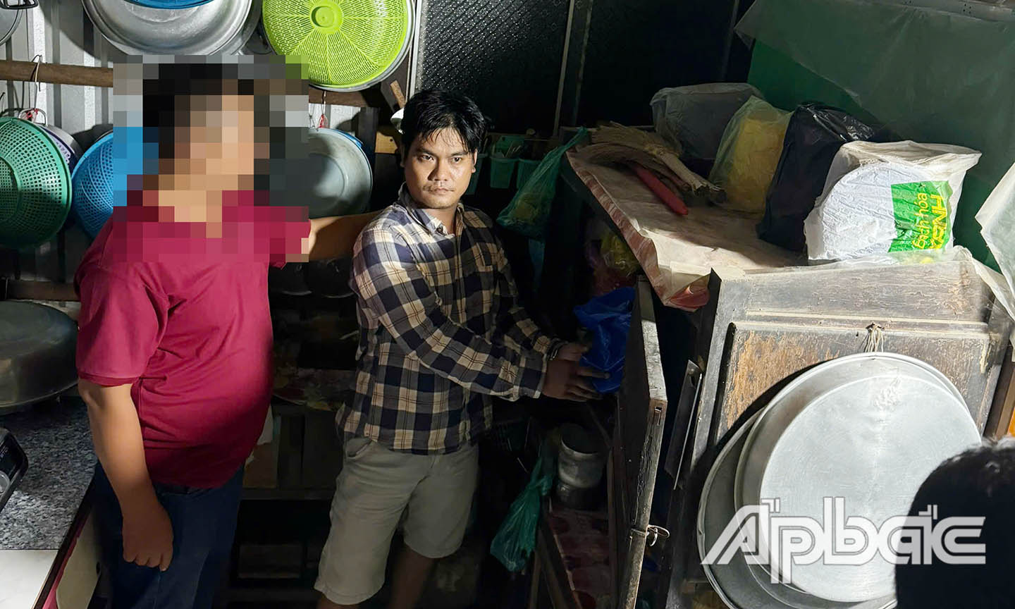 Hình ảnh: Đối tượng Trần Văn T chỉ địa điểm nơi cất giấu số tiền ngoại tệ cướp được