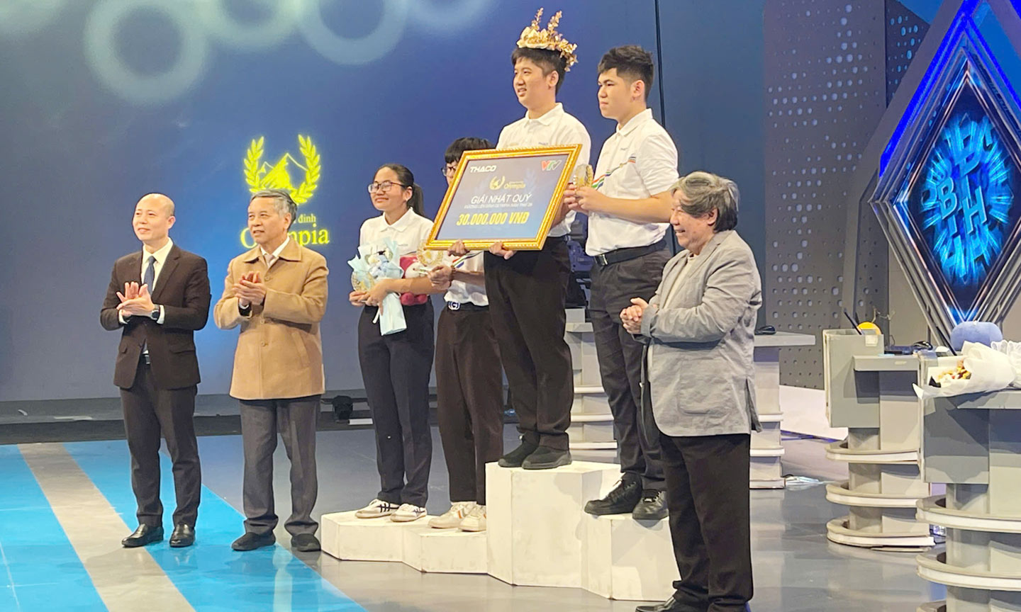 Nguyễn Nhựt Lam nhận phần thưởng trị giá 30 triệu đồng cho ngôi vị quán quân quý II Đường lên đỉnh Olympia năm 2025. 