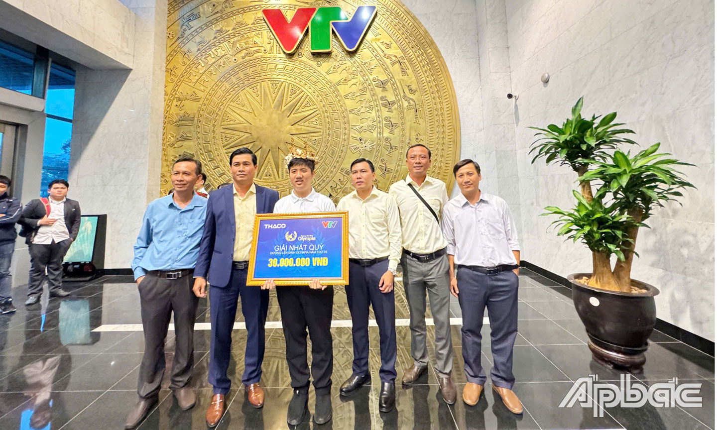  Em Nguyễn Nhựt Lam và cán bộ, giáo viên Trường THPT Cái Bè trong những ngày thu hình tại Hà Nội.