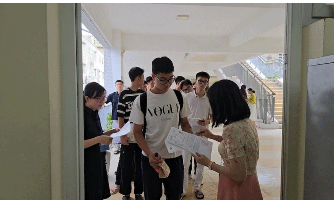 Trong thời gian nghỉ hè, giáo viên tham gia đào tạo, bồi dưỡng theo yêu cầu của vị trí việc làm, tham gia công tác thi tốt nghiệp trung học phổ thông, tuyển sinh khi cơ quan có thẩm quyền triệu tập. (Ảnh: tại Kỳ thi tốt nghiệp THPT năm 2024).