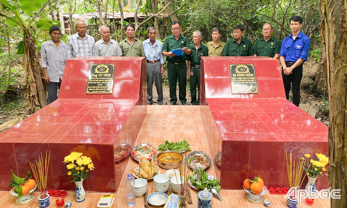 Hội Cựu chiến binh và thế hệ trẻ xã Thạnh Phú tri ân công ơn ông Tư Tĩnh.