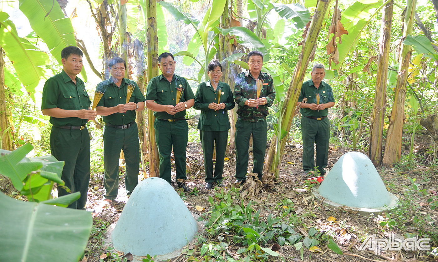 Phần mộ trước khi được xây mới.