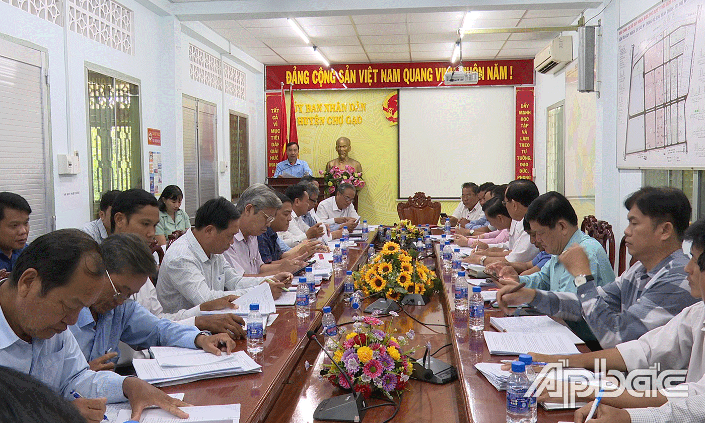 Đồng chí Phạm Hùng Vinh, Phó Bí thư, Chủ tịch UBND huyện Chợ Gạo chủ trị hội nghị.