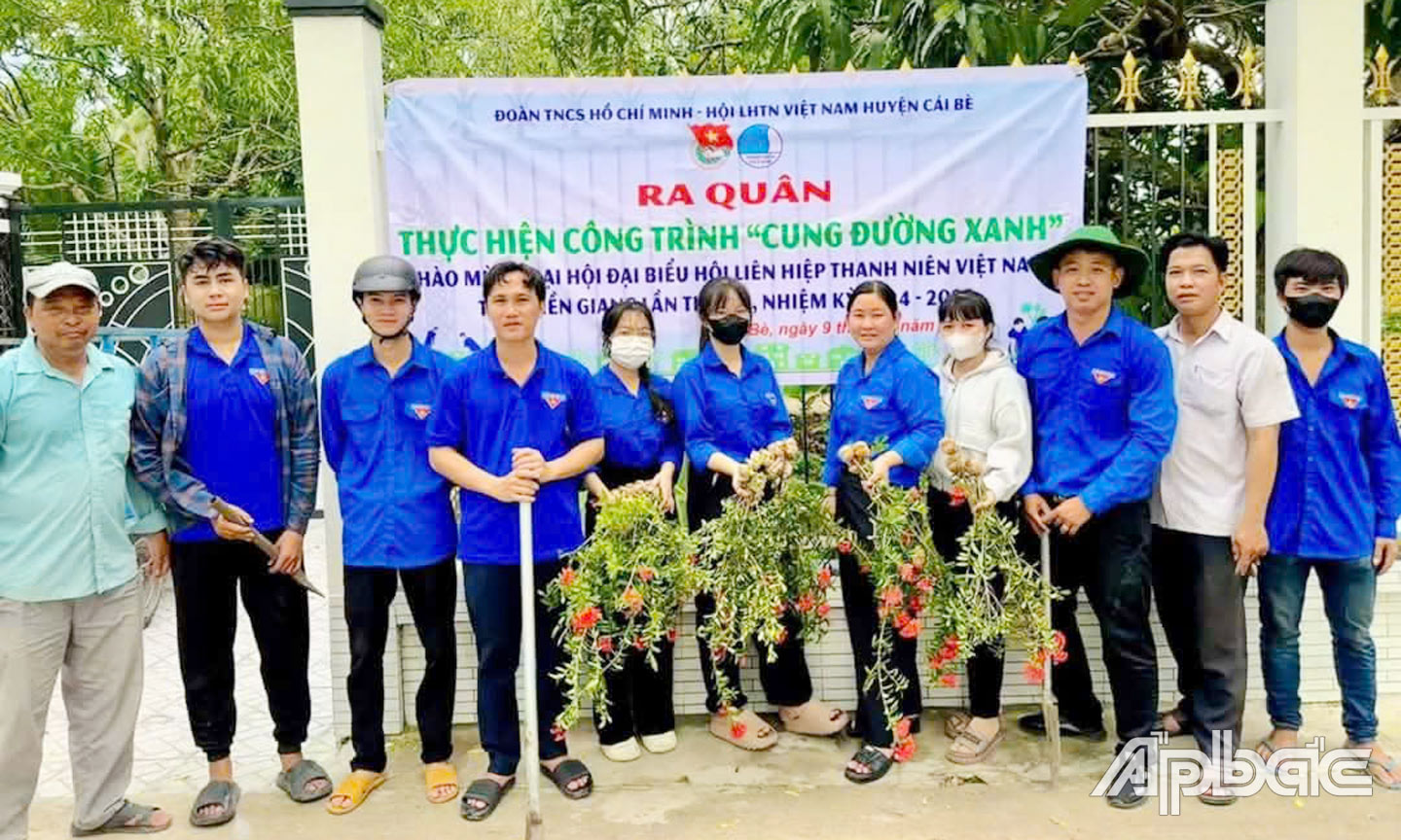 Tuổi trẻ Cái Bè chung tay tạo cảnh quan môi trường xanh - sạch - đẹp, góp phần xây dựng nông thôn mới.