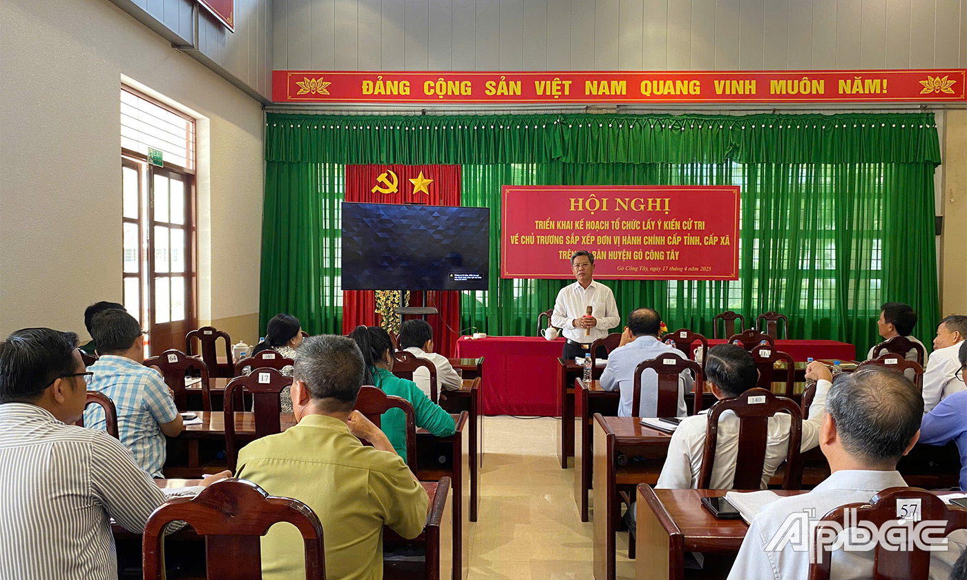 Đồng chí Huỳnh Thanh Bình báo cáo phương án sắp xếp đơn vị hành chính tại hội nghị