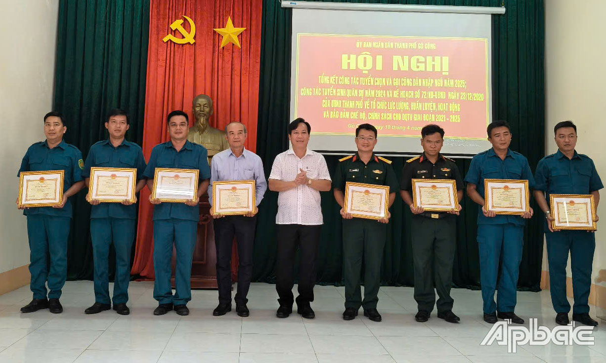 Đồng chí Giản Bá Huỳnh khen thưởng cho các cá nhân và tập thể.